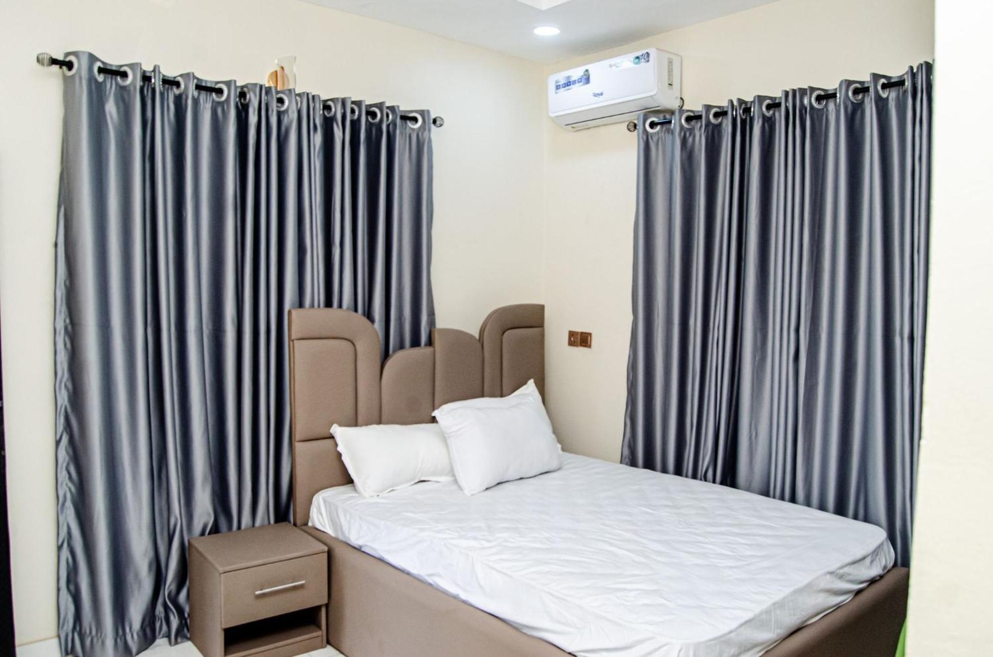 Furnished Studio Apartment In A Secure And Serene Part Of Ibadan Exterior photo