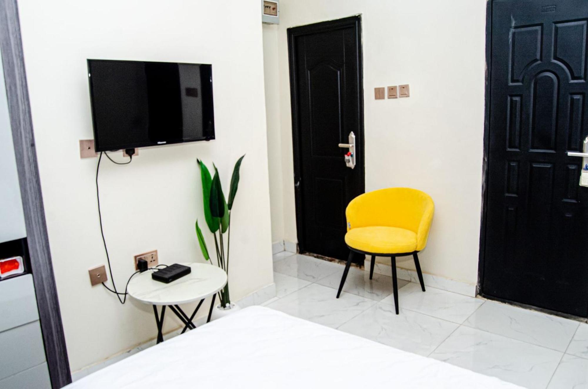 Furnished Studio Apartment In A Secure And Serene Part Of Ibadan Exterior photo