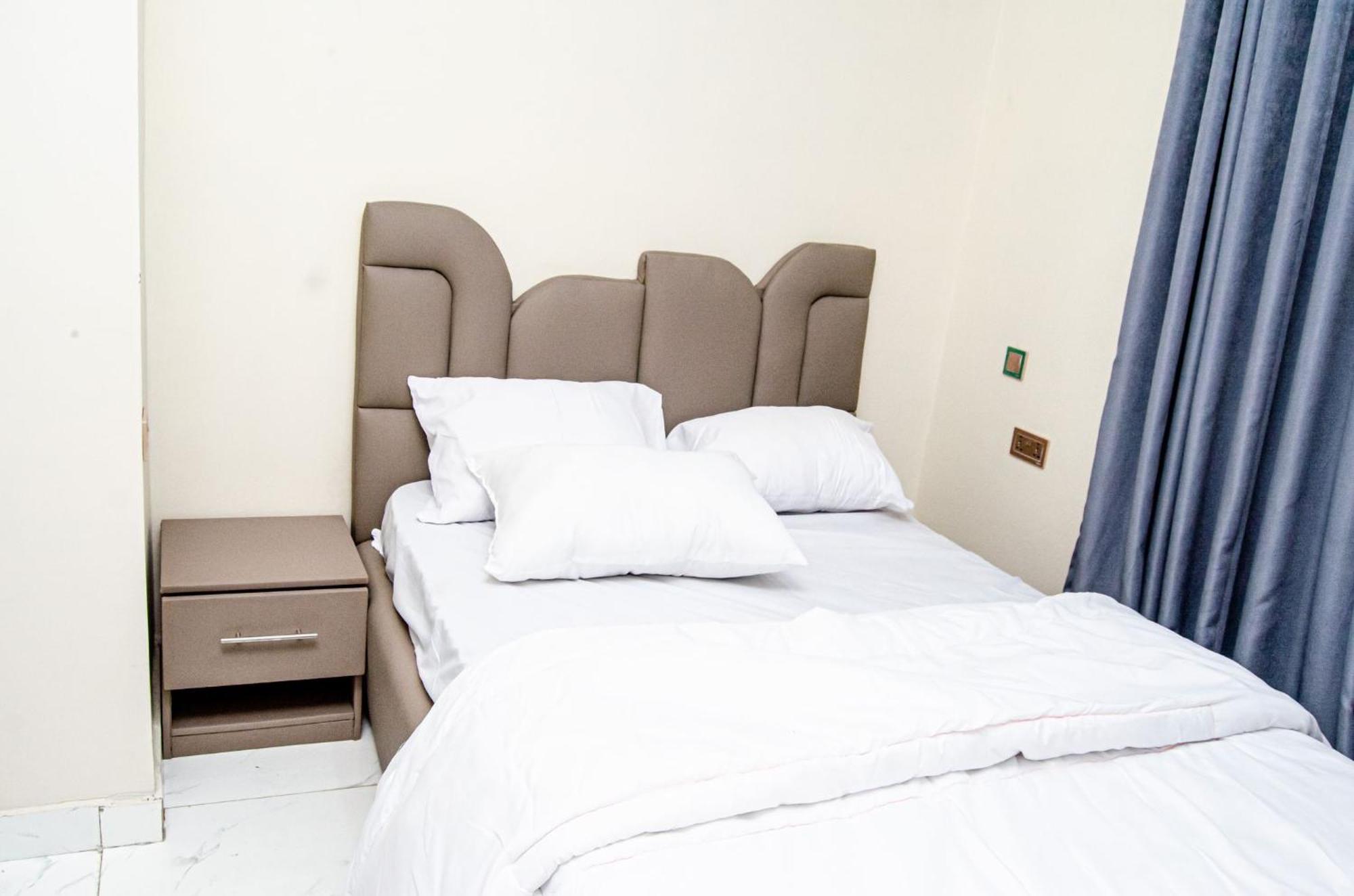 Furnished Studio Apartment In A Secure And Serene Part Of Ibadan Exterior photo